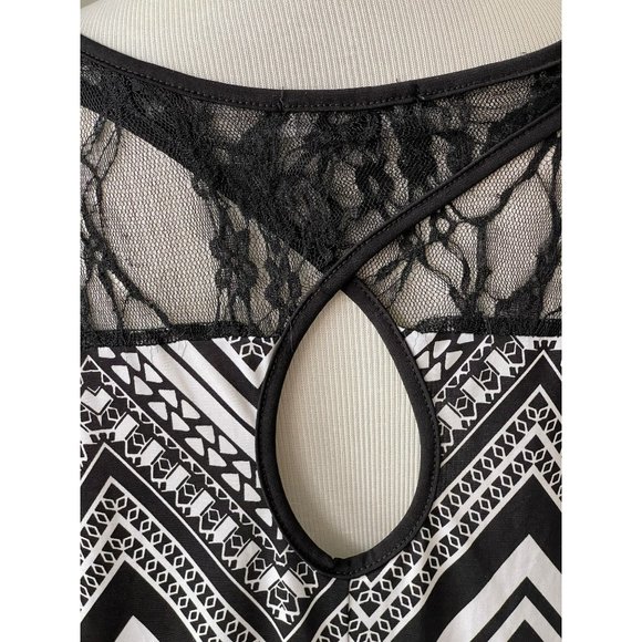 Tutta Bella Maternity Black/White Chevron Print Lace Keyhole Back Blouse - 1X - Picture 9 of 12